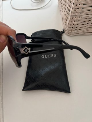 Gafas de sol Guess negras y moradas
