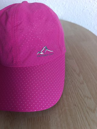 Gorra Rosa con Diseño de Montaña