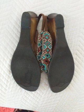 Sandalias de piel con pedrería