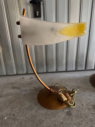 Lámparas de diseño dorado y transparente
