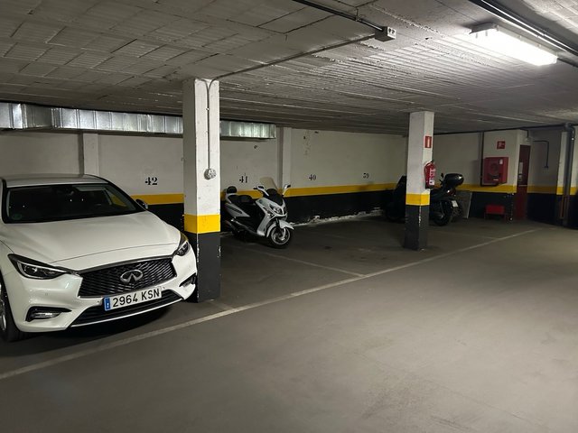 Alquilo plaza para moto en garaje comunitario. - Imagen 2
