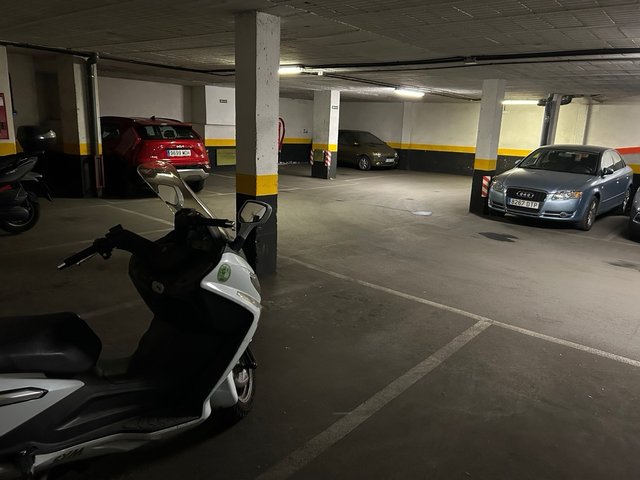 Alquilo plaza para moto en garaje comunitario. - Imagen 4