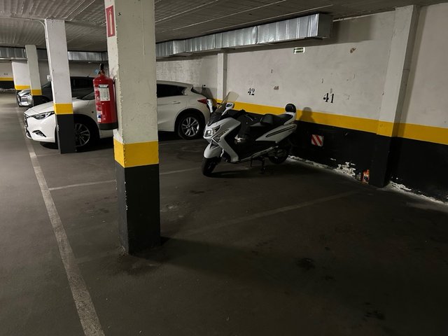Alquilo plaza para moto en garaje comunitario. - Imagen 3