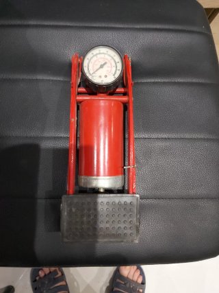 Inflador de pie rojo con manómetro