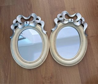 Coppia di specchi decorativi beige e argento