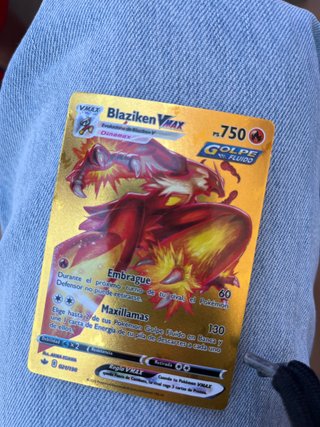 Carta Pokémon Blaziken VMAX Dorada
