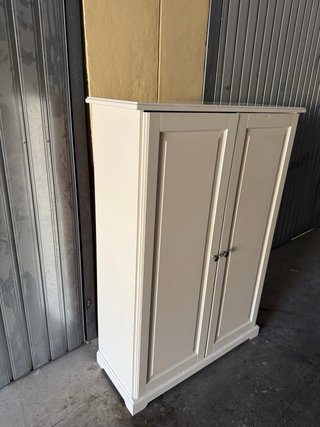 Armario blanco de madera
