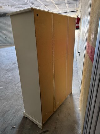 Armario blanco de madera