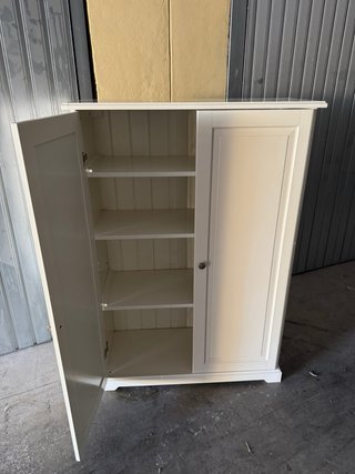 Armario blanco de madera