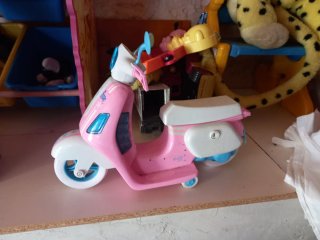 Moto Barbie rosa y blanca