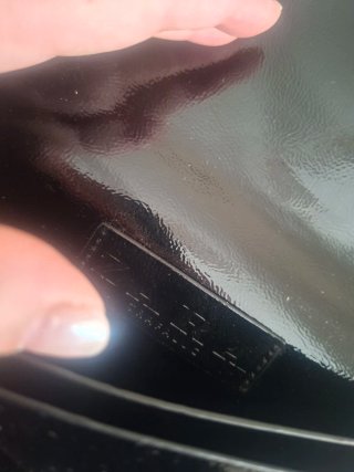 Bolso negro de Zara con cadena y acharolado