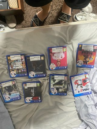 Ps4 Negra con 2 Mandos y Juegos