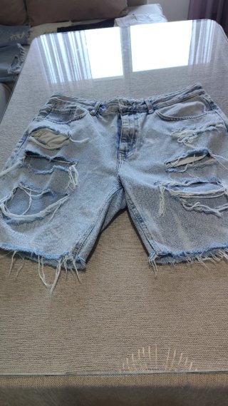 Pantalón vaquero corto roto