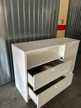 Mueble blanco con cajones y puerta