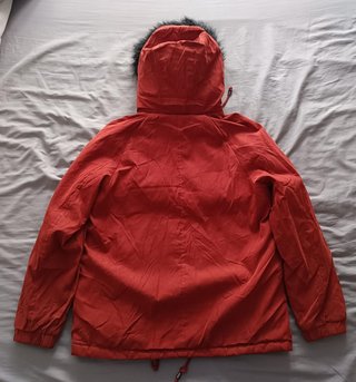 Chaqueta con capucha y pelo