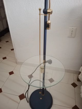 Lámpara de pie con mesita de cristal
