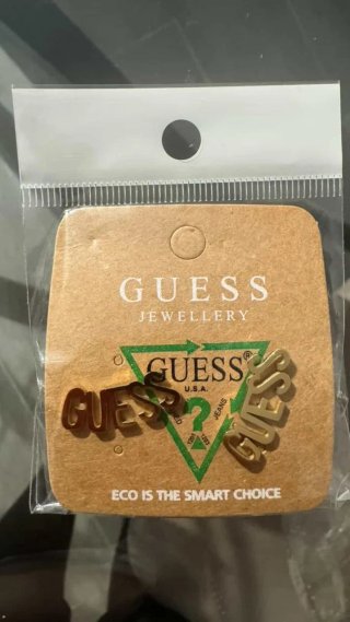 Lote de bisutería Guess: pendientes corazón y triá