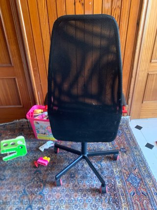 Silla giratoria negra y roja