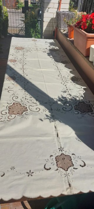 Tovaglia ricamata per 12 persone