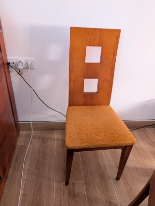 Mesa de salón y 6 sillas de madera