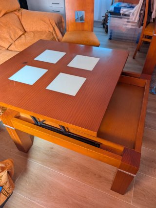 Mesa de salón y 6 sillas de madera
