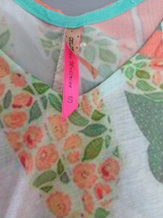 Camiseta sin mangas con estampado de plumas