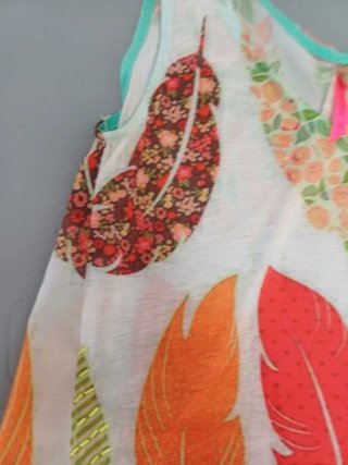 Camiseta sin mangas con estampado de plumas