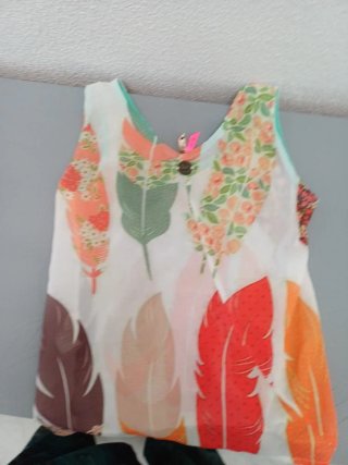 Camiseta sin mangas con estampado de plumas
