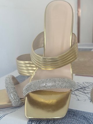 Sandalias de tacón doradas con pedrería