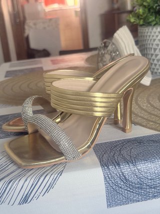 Sandalias de tacón doradas con pedrería