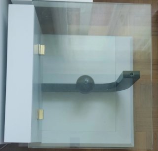 Mesa de cristal, madera y metal, pintada en blanco
