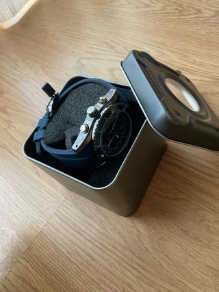 Reloj elegante azul marino con caja