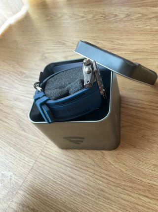 Reloj elegante azul marino con caja