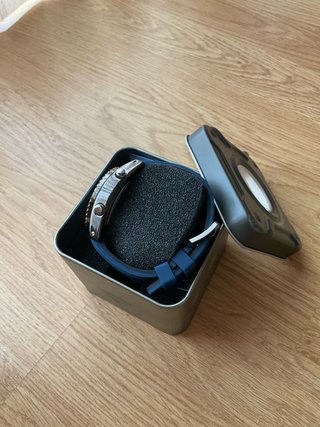 Reloj elegante azul marino con caja
