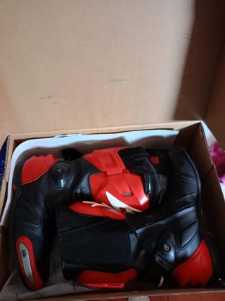 Botas de Moto Deportivas Rojas y Negras