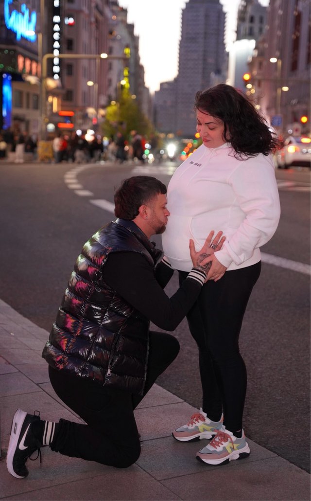 Pareja seria busca techo pa’ recibir a su bebé