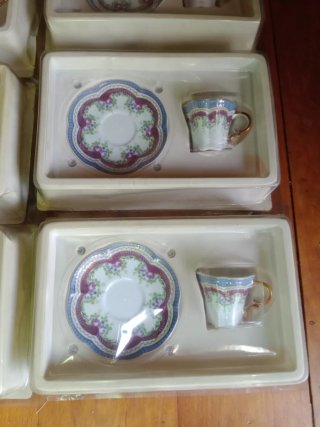 JUEGO DE TAZAS REALES ANTIGUAS PRECINTADAS