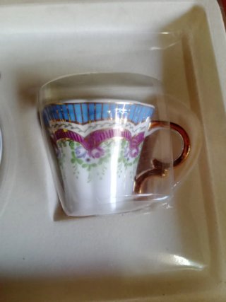 JUEGO DE TAZAS REALES ANTIGUAS PRECINTADAS