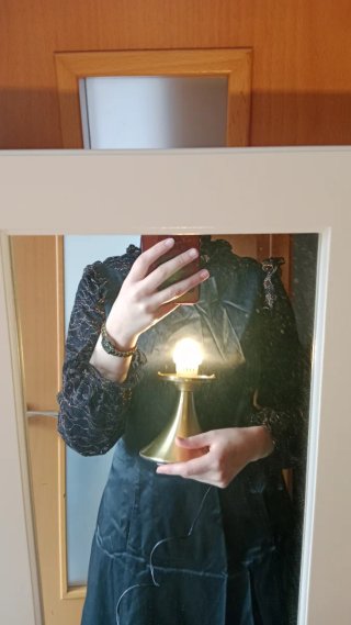 Lámpara dorada táctil con tres niveles.