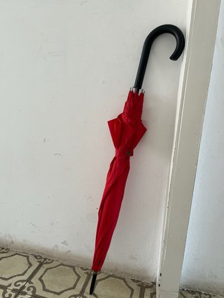 Paraguas rojo grande casi nuevo