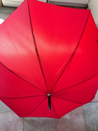 Paraguas rojo grande casi nuevo