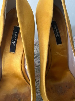 Zapatos de tacón amarillos con lazo