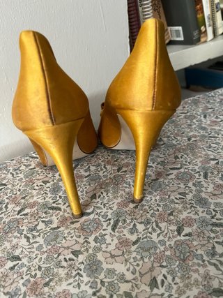 Zapatos de tacón amarillos con lazo