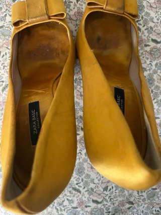 Zapatos de tacón amarillos con lazo