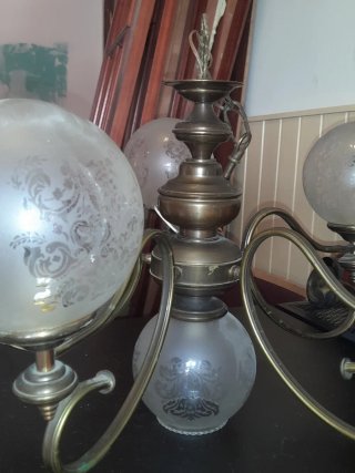 Lámpara de bronce con globos de cristal