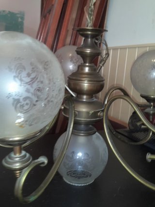 Lámpara de bronce con globos de cristal