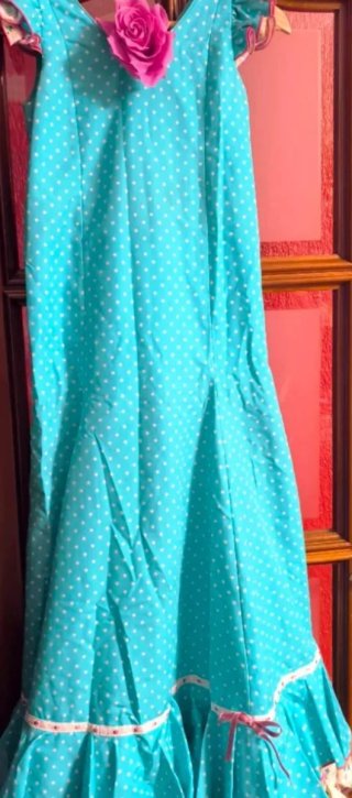 Traje de flamenca azul y rosa con lunares blanco