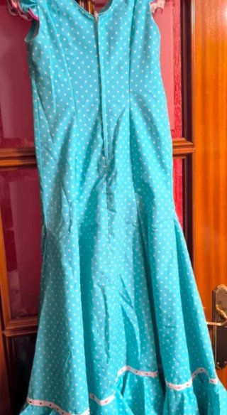 Traje de flamenca azul y rosa con lunares blanco