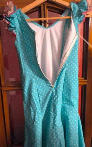 Traje de flamenca azul y rosa con lunares blanco