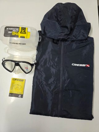 Gafas Cressi y chubasquero buceo